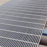 幅993mmから (プレーンまたは鋸歯状の表面で、表面処理は亜鉛メッキまたは未処理にすることができます)